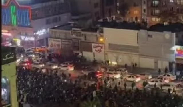 İran'da Halk Ayaklandı !! Komşu Ülkede Protestolar Artıyor.