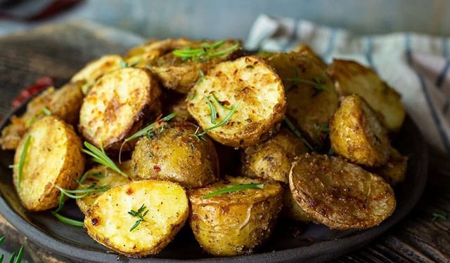 Fırında Patatesin Kaderi Değişiyor – Çıtır Dışı Yumuşak İçi İçin Küçük Bir Mutfak Oyunu