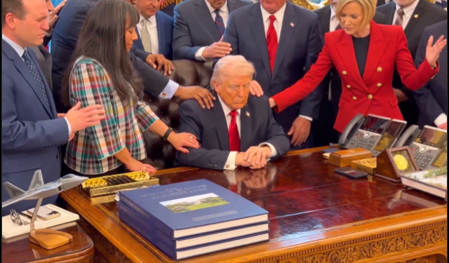 Donald Trump'ın Papazı Dua Ettirdi! O Anlar Böyle Kaydedildi