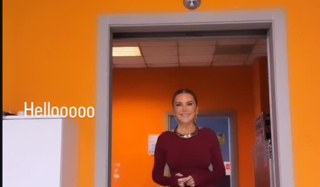 Ece Erken Şık Kıyafetiyle Sevenlerine Mesaj Verdi