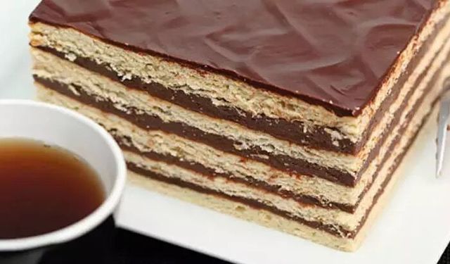 Pratik Bisküvili Pasta: Hızlı, Yumuşacık ve Herkesin Yapabileceği Tatlı