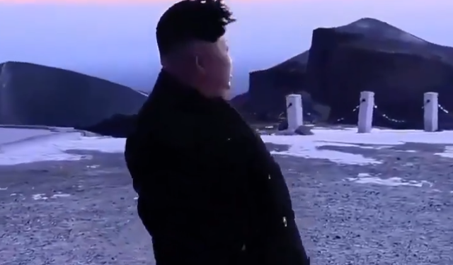 Kuzey Kore Lideri Kim Jong Neden Etrafındaki Kalabalığa Rağmen Yapayalnız?