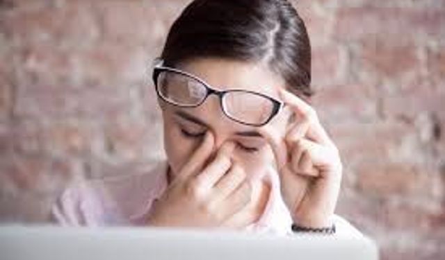 Uzun Süre Telefona Bakmak Göz Sağlığını Nasıl Etkiler?