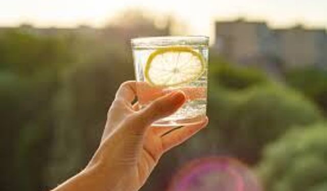 Sabah Aç Karnına Limonlu Su İçmek Gerçekten Faydalı Mı?