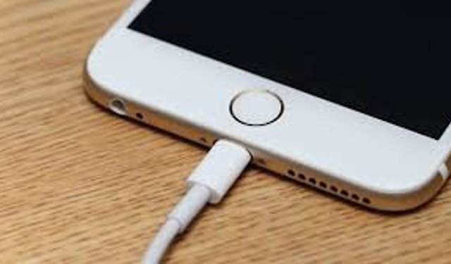 Telefonu Şarjda Bırakıp Yatmak Doğru Mu? Riskleri Neler?