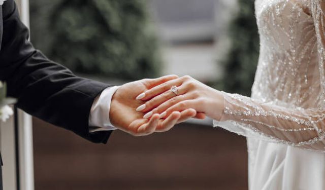 Kaç Yaşında Evlenmek Mantıklıdır? Evliliğin Yaşı Var Mı?