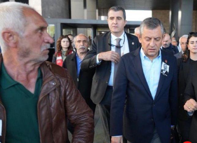 Özgür Özel’e AKM Çıkışında Yumruklu Saldırı
