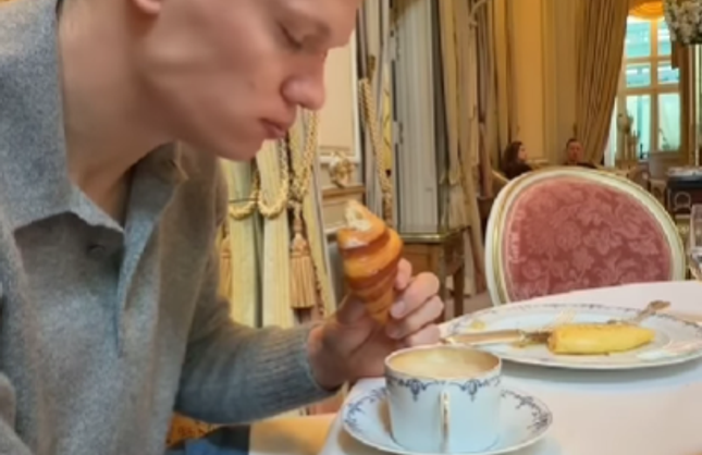 Kruvasan'ı Kahveye Bandırıp Yedi! Meğerse Çaya Bandırıp Yiyen Bir Tek Biz Değilmişiz! - habergazetesi.com.tr