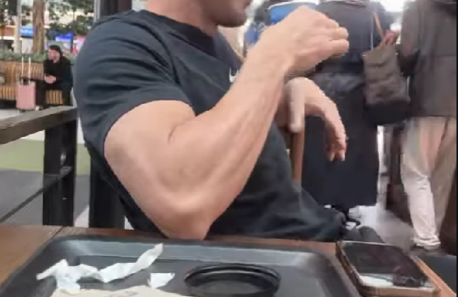 Demet Akalın Eşi Okan Kurt’a İltifat Etti. Instagram’dan Paylaştı