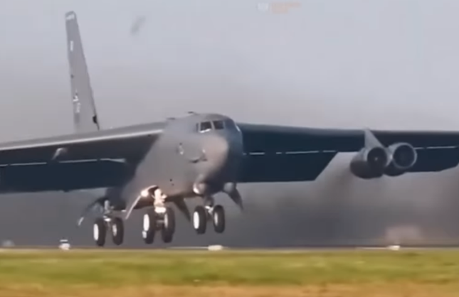 Amerikan B-52 Uçağı Kalkıştan Sonra Düştü! Kaç Kişi Öldü?