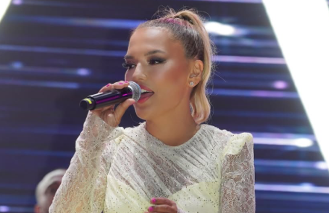 Demet Akalın Şık Elbisesiyle Kıbrıs'ta Sevenleriyle Buluştu