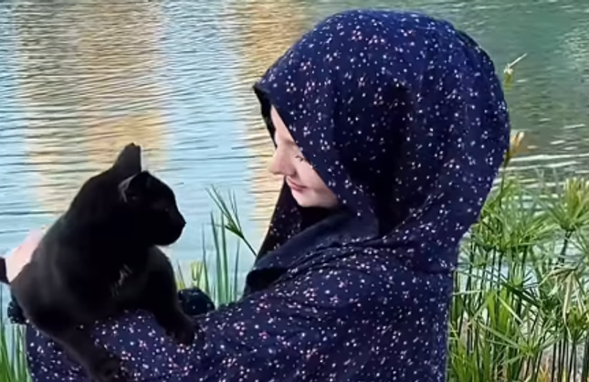 Sosyal Medya Fenomeni Fatma Soydaş Siyah Kediyle Poz Verdi... Siyah Kedi Uğursuz Mu Tartışmaları Başlattı...