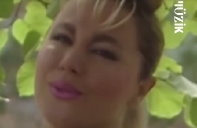 Safiye Soyman 90’lara Ait Müzik Videosunu Paylaştı! Çok Beğenildi