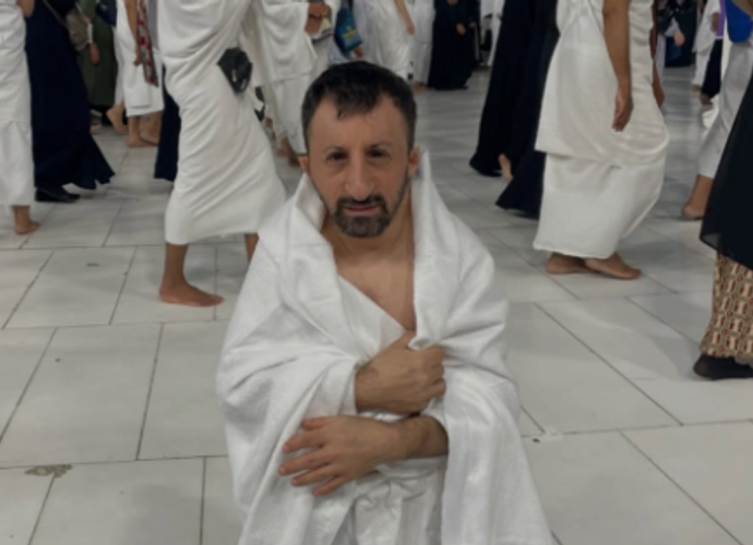 Köksal Baba Bu Bayram’da Hacca Gitti! Sevenlerine Mesajı Da Vardı