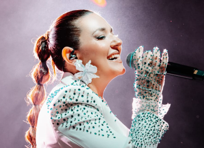 Tuğçe Kandemir Burdur’da Konser Verdi! Beyaz Elbisesiyle Çok Beğenildi!