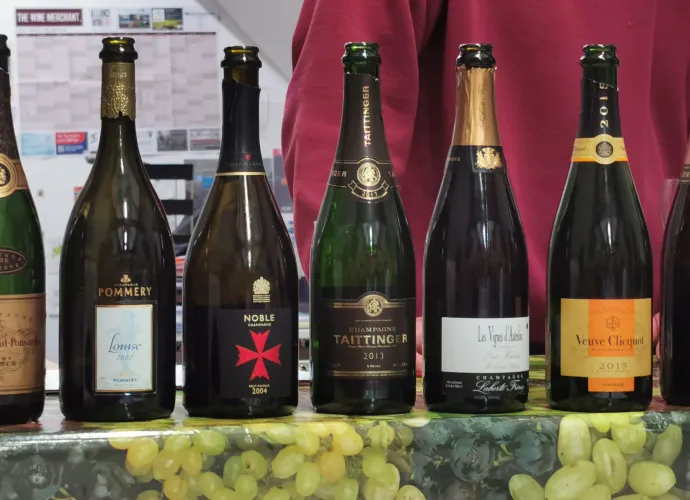 Yıllanmış Şampanya Fiyatları 2026: Dom Pérignon, Moët ve Vintage Şampanyalar Kaç TL?