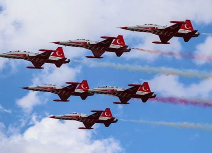 29 Ekim SOLOTÜRK ve Türk Yıldızları Gösterisi Nerede, Saat Kaçta? İşte Bugünkü Uçuş Programı