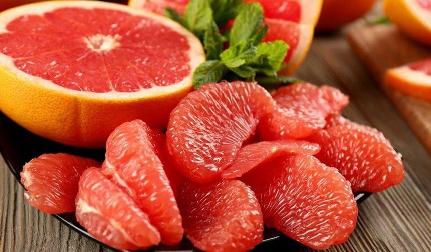 Tek bir dilim greyfurt, günlük C vitamini ihtiyacınızı karşılarken aynı zamanda kan şekerinizi hızlıca dengeleyebilir!