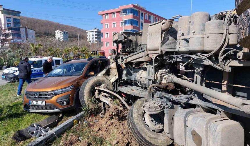 Samsun’da kavşakta kamyon ile otomobil çarpıştı: 2 yaralı