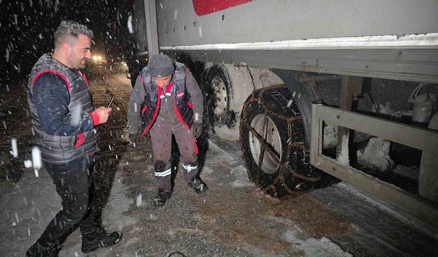 Çamlıbel Geçidi’nde kar yağışı etkili oldu, sürücüler zor anlar yaşadı