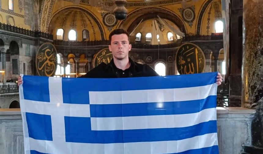 Ayasofya'da Skandal: Yunan Turist Bayrak Açtı!