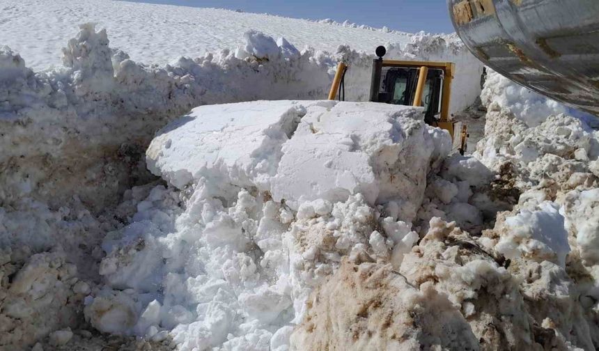 Doski Vadisi’nde 5 metrelik karla mücadele çalışması