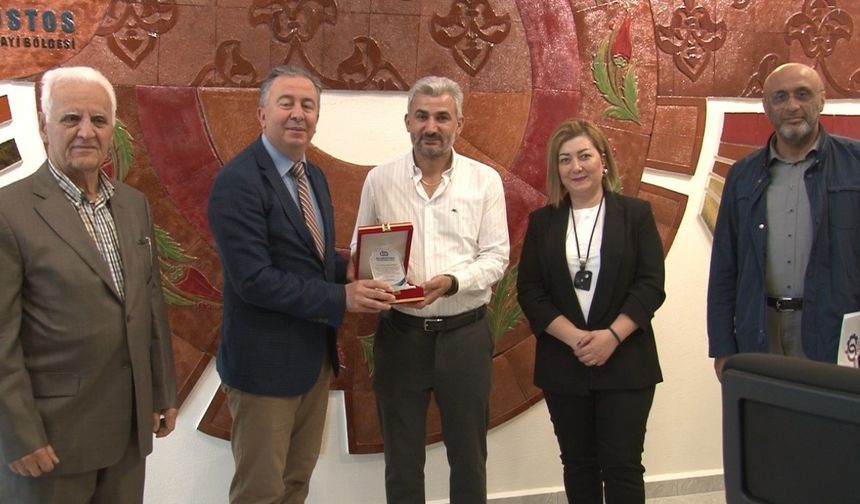 Kütahya 30 Ağustos OSB’ye yatırımcılarından olan MF Seramik tarafından pano hediye edildi