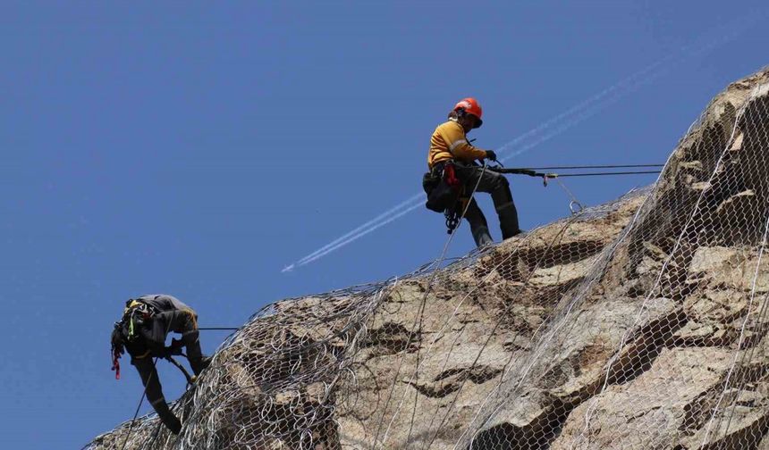 Gümüşhane’de kaya düşme riski bulunan dağlar çelik ağlarla kafese alınıyor
