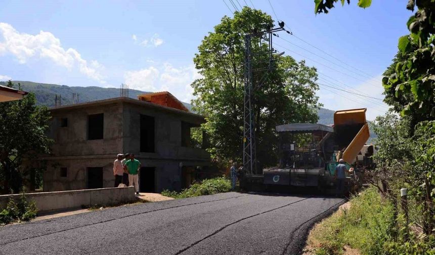 Ordu’nun kırsal yol ağında sıcak asfalt çalışmaları sürüyor