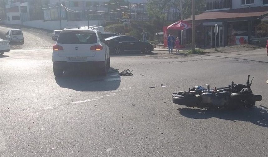 Samsun Atakum’da Otomobil ile Motosiklet Çarpıştı: Komiser Yardımcısı Ağır Yaralandı