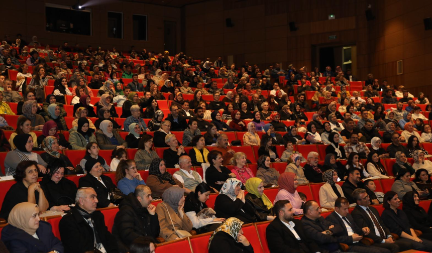 ALİŞAN KAPAKLIKAYA’NIN “YAŞAMIN TEMELİ: İLETİŞİM VE ANLAYIŞ” KONULU KONFERANSI YOĞUN KATILIMLA GERÇEKLEŞTİ