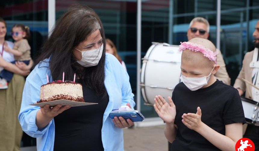 Samsun’da Kanseri Yenen 12 Yaşındaki Benay, Hastaneden Alkışlarla Uğurlandı