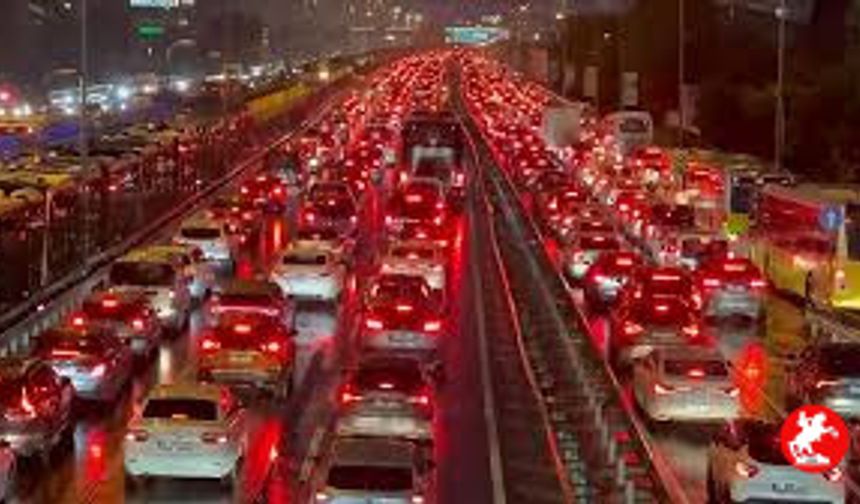 İstanbullu Bir Yılda 105 Saatini Trafikte Kaybetti!
