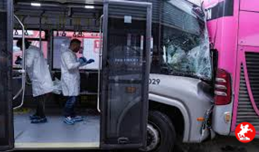 İstanbul'da iki metrobüs çarpıştı: Ölü ve yaralılar var