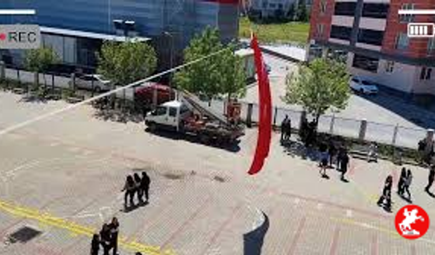 Öğrencilere Sosyal Deney: Bayrağı Yere Düşürmediler