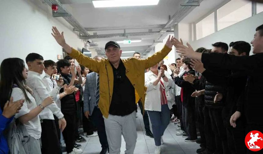 45 Yıllık Öğretmene Duygulandıran Veda: Samsun’da Alkışlarla Emekli Oldu