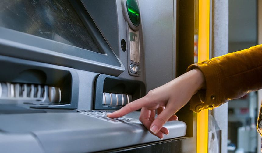 Bankalarda Şok Düzenleme! ATM'den Para Yatırma Limitleri Düşürüldü, Yeni Kurallar 2026'da Başlıyor!
