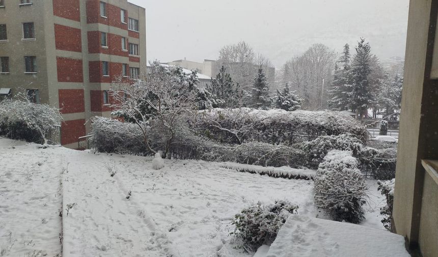 Tokat’ta Her Yer Beyaza Büründü. Çocuklar Kartopu Oynadı