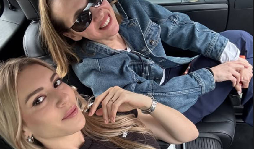 Sinem Kobal Kız Arkadaşıyla Yemek Görüntülerini Paylaştı