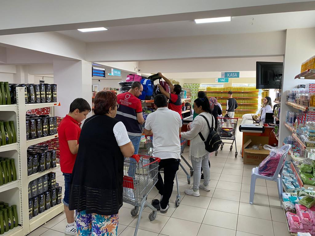 SOSYAL MARKET ÖĞRENCİLERE KAPILARINI AÇTI (1)