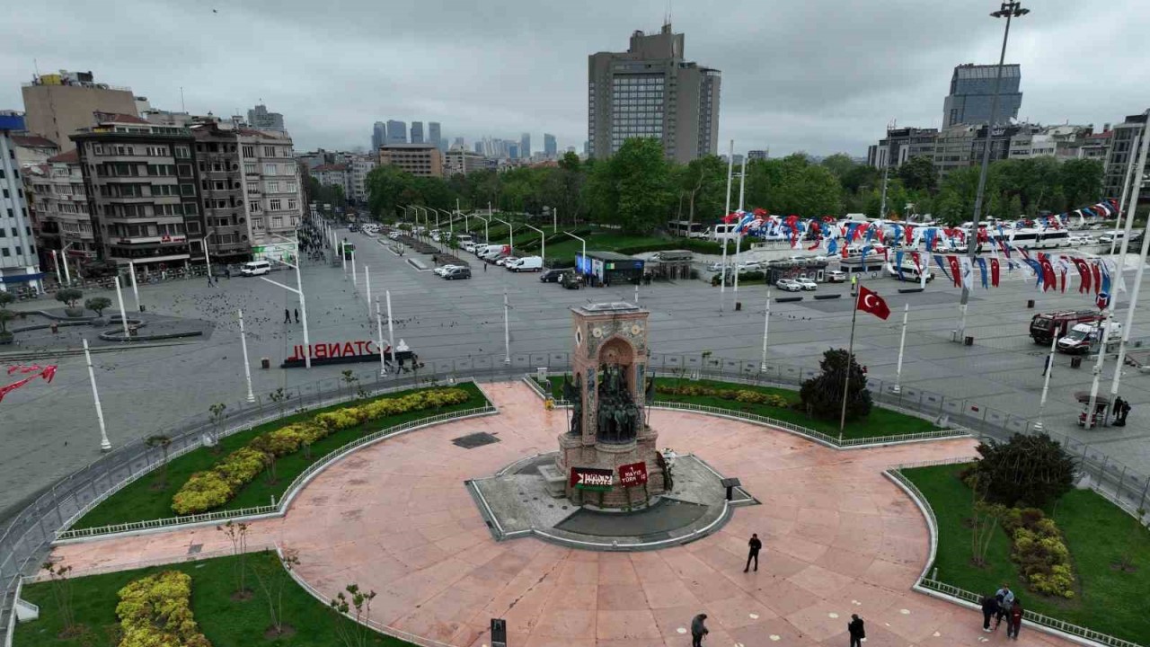 1 Mayıs kısıtlamalarından sonra boş kalan Taksim Meydanı havadan ...